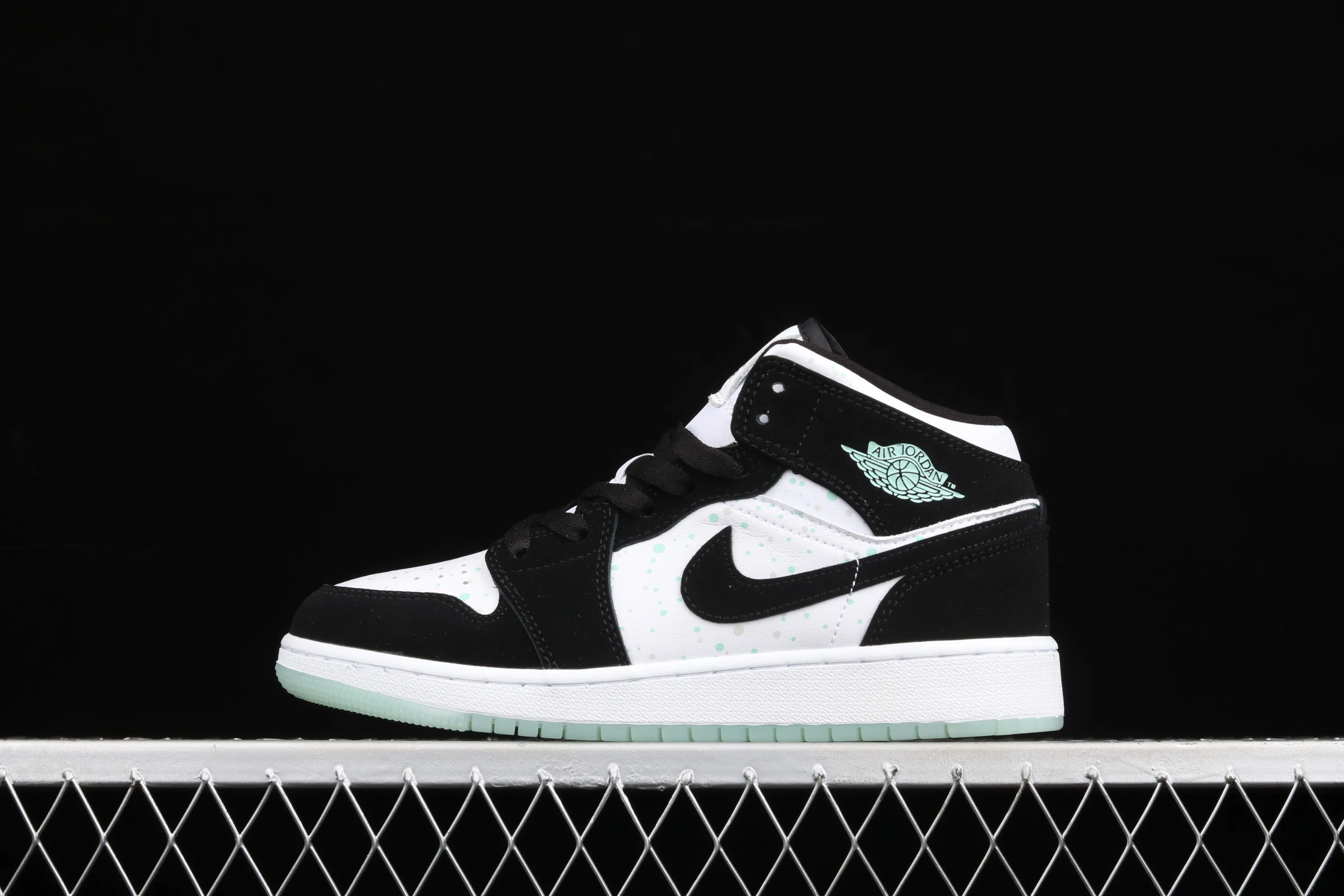 All categories Air Jordan Jordan series basketball shoes Air Jordan 1 Mid Air Jordan 1 Mid AJ1 Joe 1 black and white color luminous starry mid-top BQ6931-103